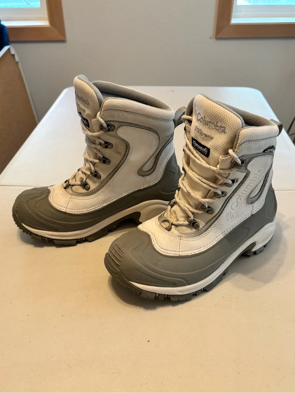 Columbia Winter Boots in Light Gray and White 6.5